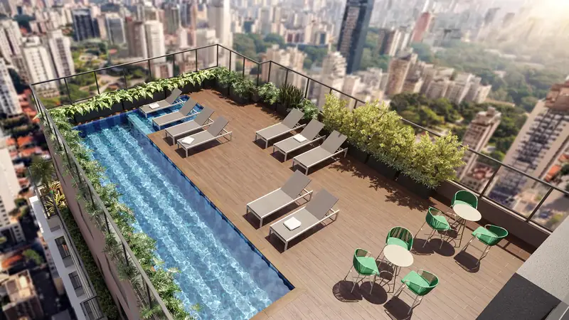 Vista aérea do rooftop com piscina, solarium e a cidade ao fundo